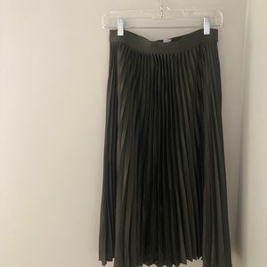 H&M pleated silky skirt. Size medium